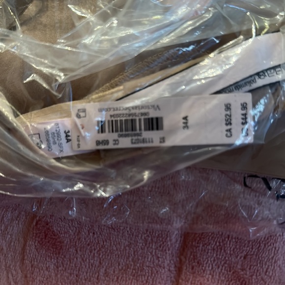 New - INCREDIBLE BY VICTORIA’S SECRET
Wireless Push-Up Bra‎ - Picture 8 of 9